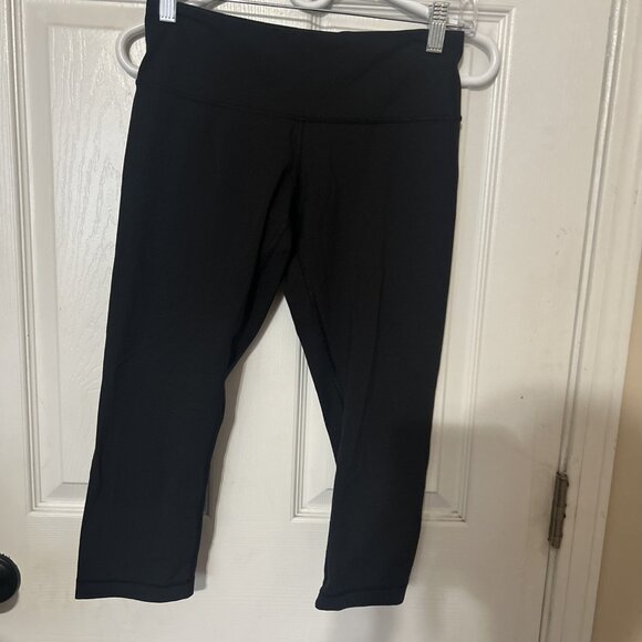 lululemon athletica Pants - Lululemon Woman's Solid Black Capri Leggings Size 6
